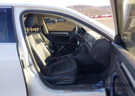 2017 Volkswagen Passat 1.8T R-Line z USA, uszkodzony, nr VIN 1VWDT7A34HC047100